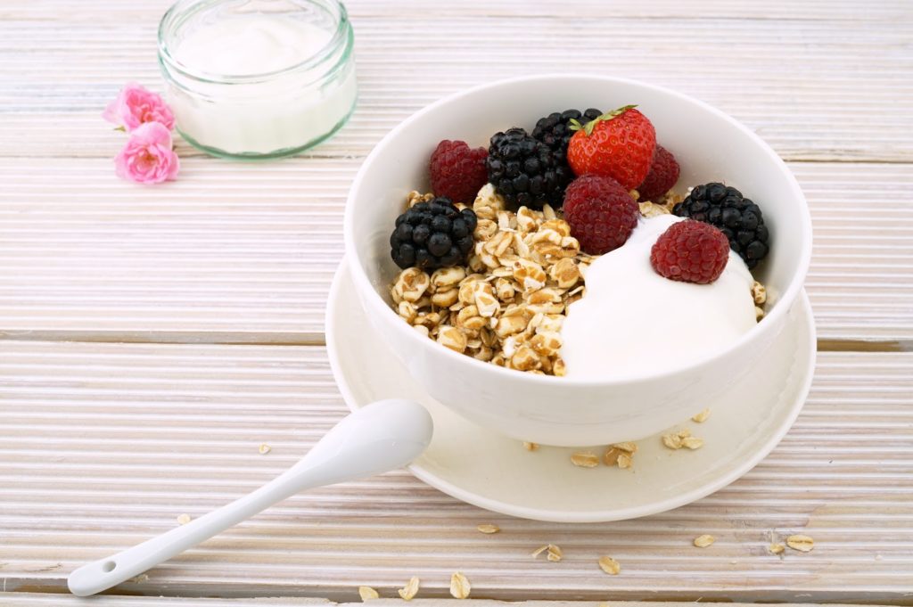 Plain yogurt for pregnancy with fruit and oats