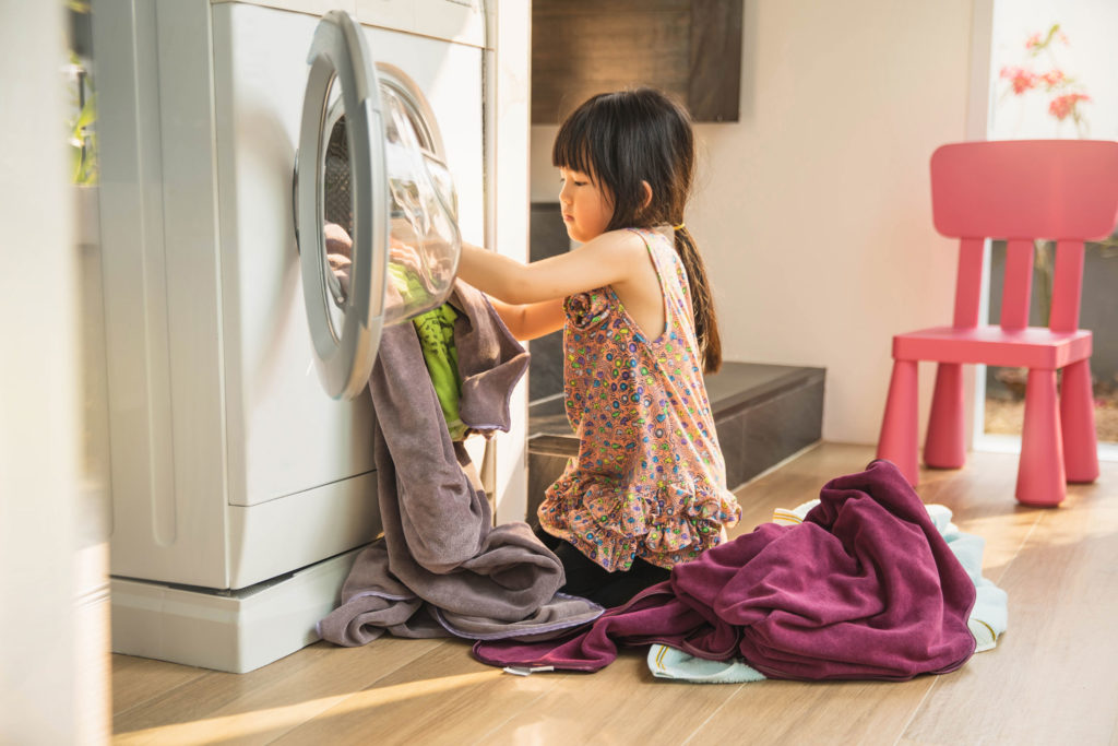 kids doing chores | kids doing laundry | Oona