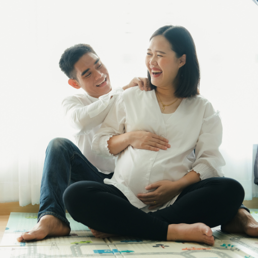 Expectant couple participating in prenatal education class at Oona